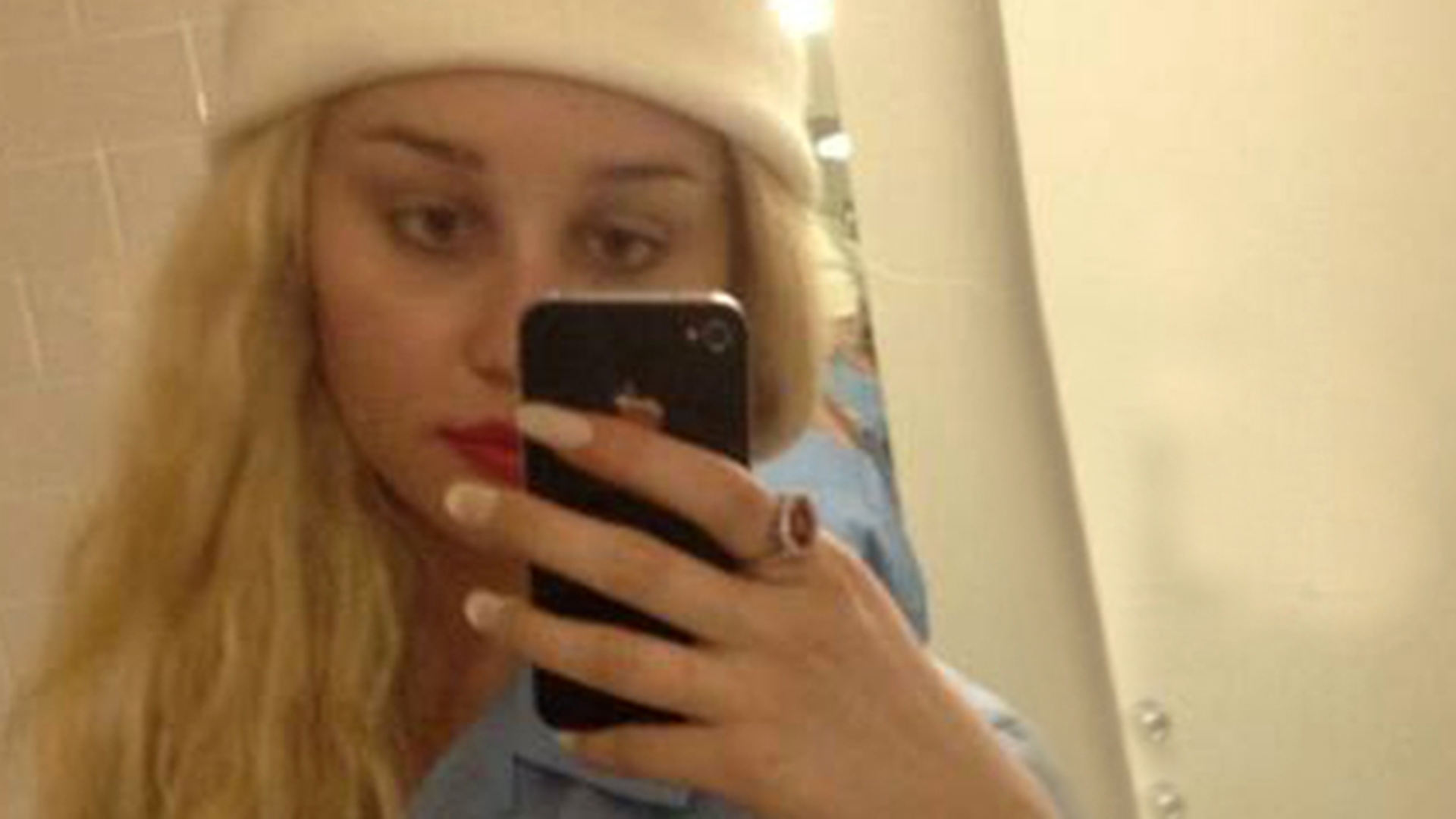 Desi exista dovezi clare ca ar trebui internata la "nebuni", o faimoasa blonda a fost obligata de mama ei sa faca ASTA