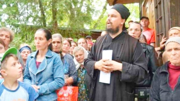 Ce făcea un preot din Iași în timpul slujbelor: ”Dați-le foc, e Dracul în ele!”