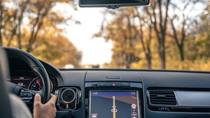 (P) Top 5 gadgeturi auto esențiale: Navigație GPS cu CarPlay și Android Auto, siguranță și confort la volan