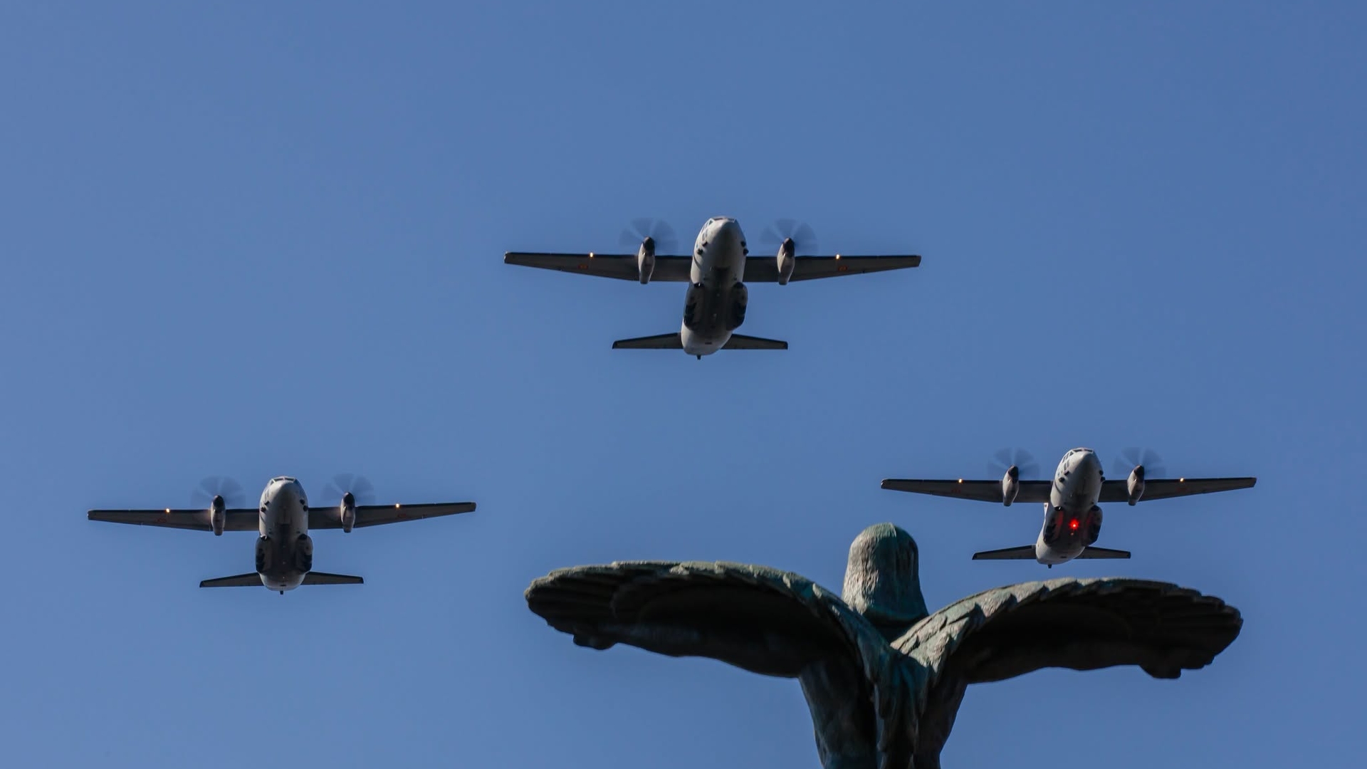 De ce survolează avioane militare Bucureștiul. Anunțul făcut pentru locuitorii Capitalei