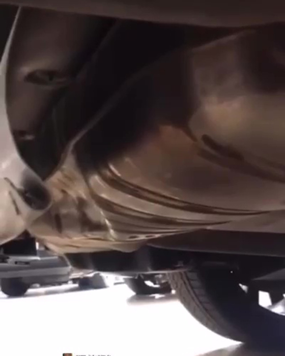 A vrut să fie "zmeu" cu-n Rolls Royce Phantom, dar i-a provocat daune de 100k €