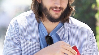 Ce a patit Ashton Kutcher? Arata ca un mosnegut