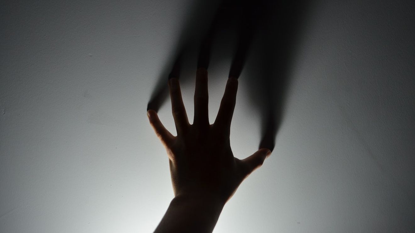 I-a stat inima în loc! Descoperirea ireală pe care a făcut-o o femeie, după ce s-a mutat în casă nouă. A sesizat că un perete era „cald”: „Sunt speriată de moarte”