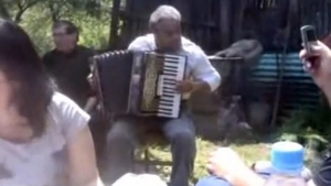 Povestea tulburatoare a acordenionistului orb care a invatat sa cante cu instrumentul invers!