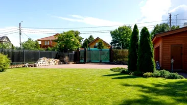 Amenda uriașă pe care o primesc românii care construiesc, fără autorizație, un solar în grădină. Ce prevede legea
