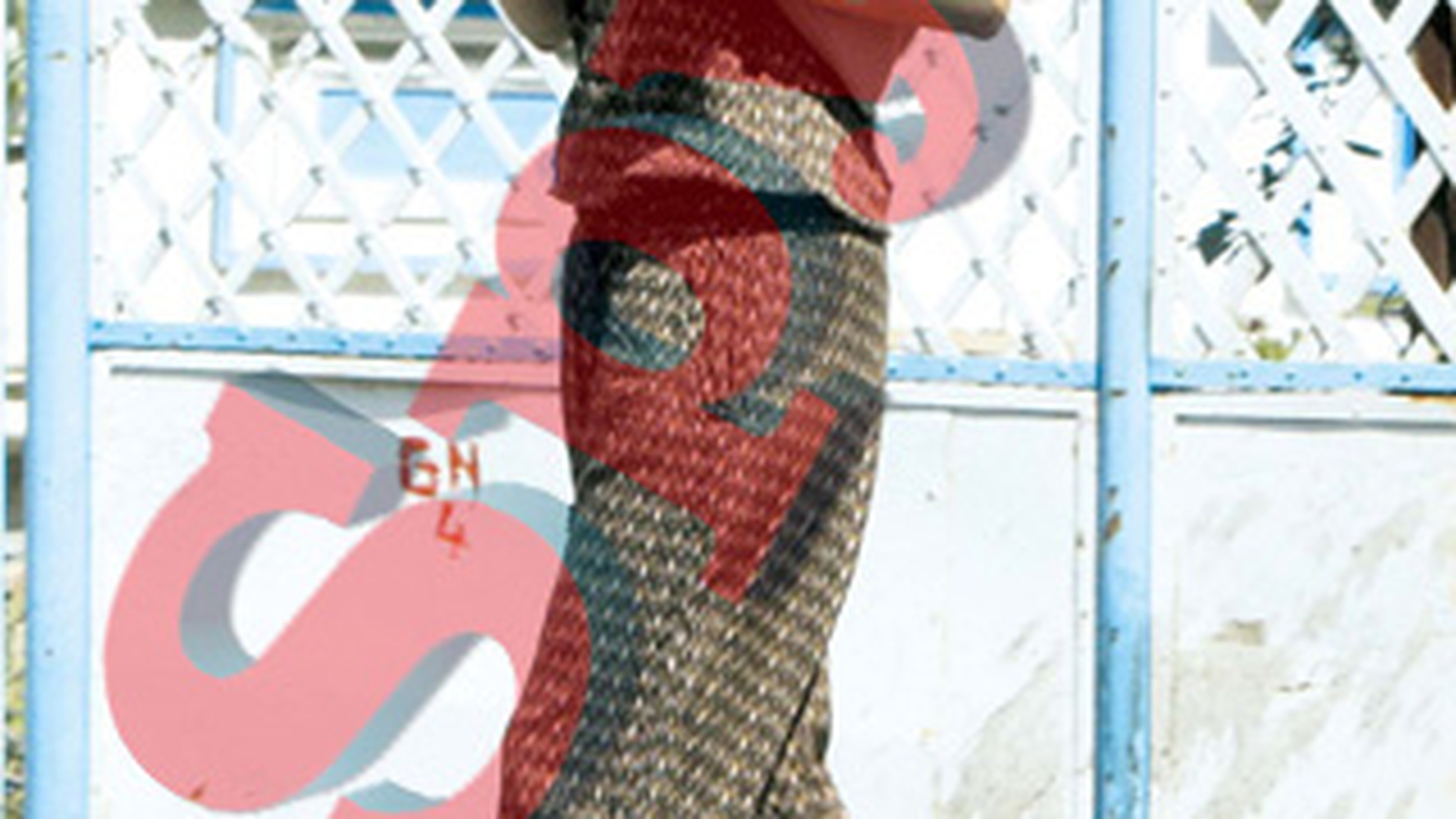 Iulia Vantur, cea mai criticata vedeta din punct de vedere vestimentar, a ajuns la "Bine Imbracate" in revista Spy.  Sexy intr-o salopeta-pijama