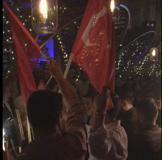 Frigiderul cu şampanii scumpe a fost flancat de steagurile Turciei şi a fost adus în acordurile imnului de stat al ţării invitatului