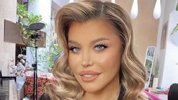 Loredana Groza, criticată aspru după ce s-a pozat goală, în așternuturi. Și-a lăsat sânii pe afară, la 51 de ani!