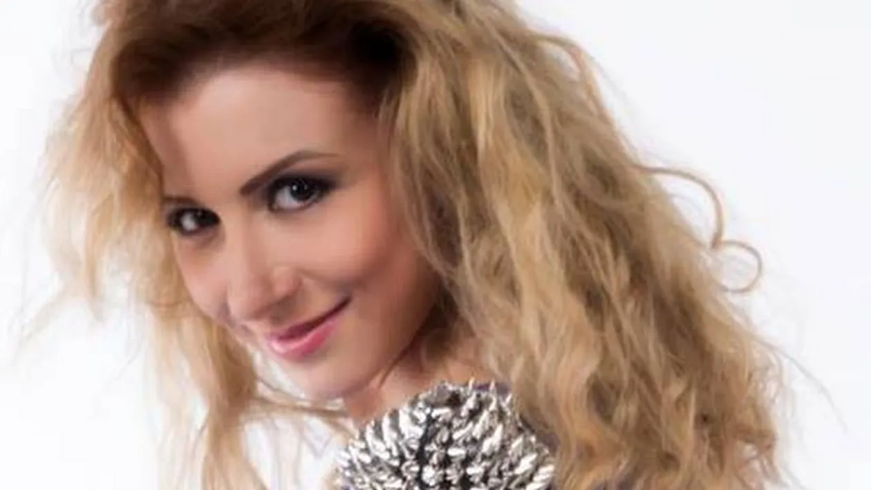 Lovita numai de ghinioane! Dupa ce tatal ei s-a sinucis, o celebra cantareata si-a anulat nunta in ultimul moment!