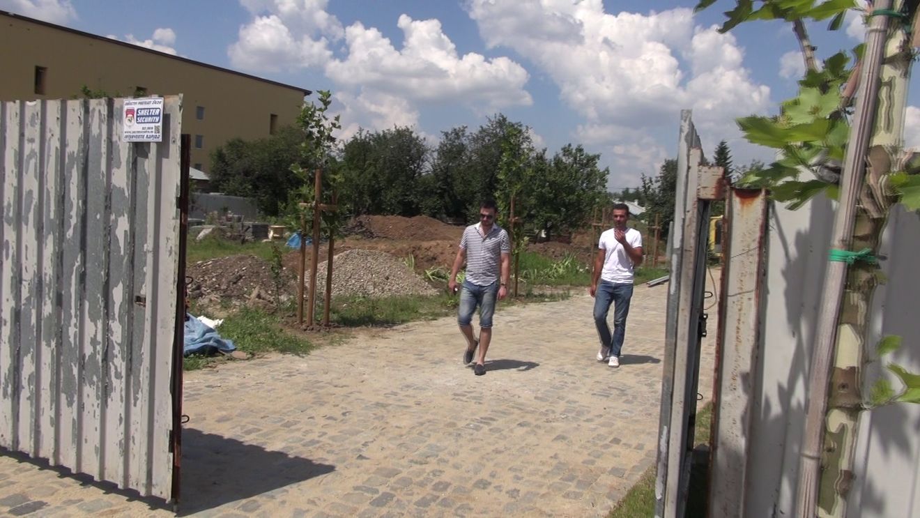 Filmat pe un maidan cu un barbat! Ce preocupari are acum tatal copilului Annei Lesko si cum l-au filmat paparazzii