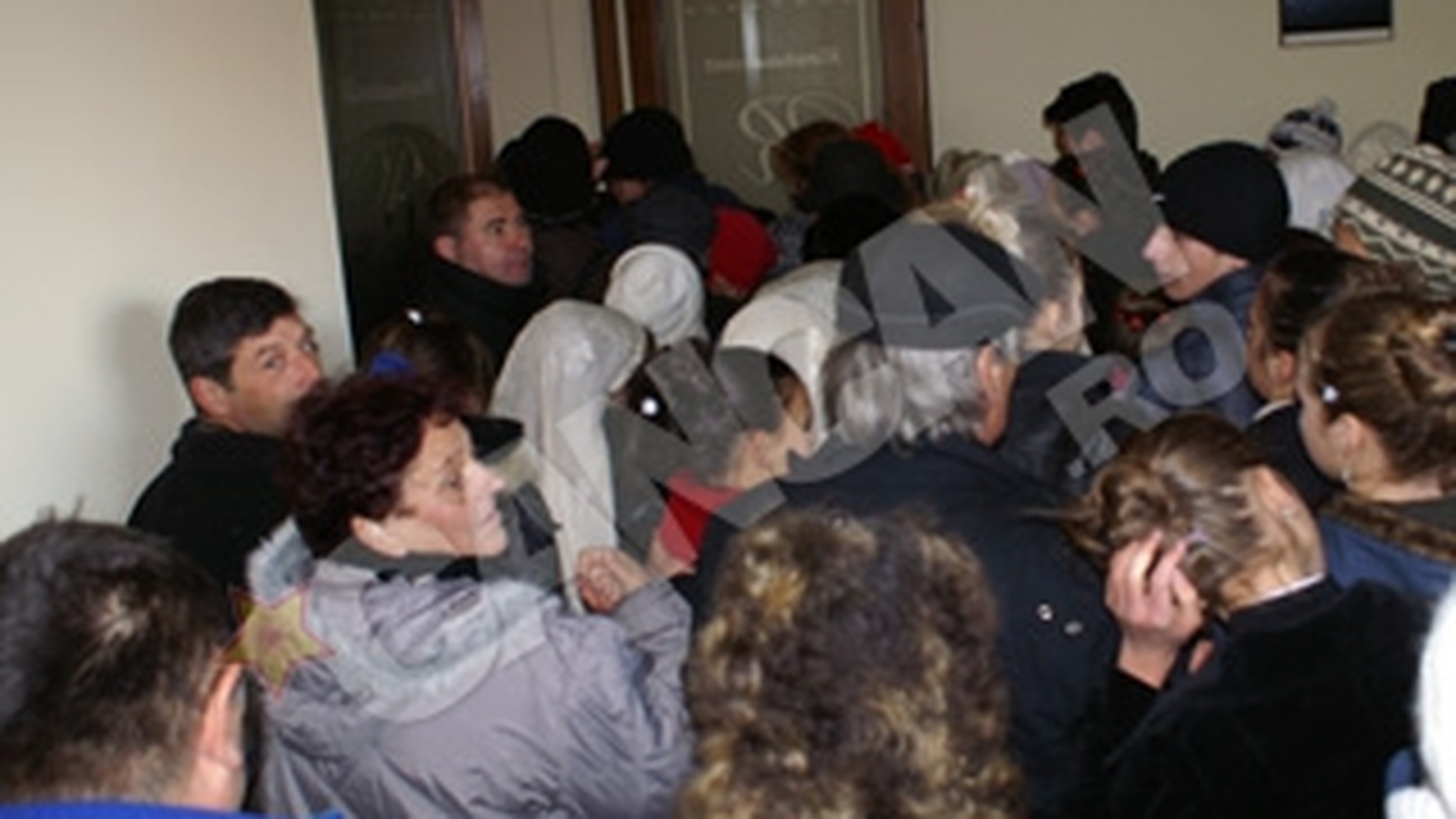 Gorjenii au dat navala la vin si carnati  pe gratis