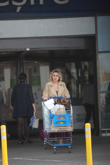 Ana Morodan, în timp ce înfuleca cu poftă dintr-un hot-dog