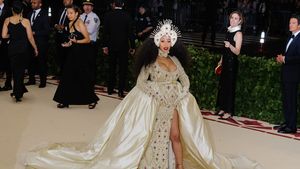 Cardi B și-a șocat fanii în noul videoclip. Artista a purtat sandale cu 75.000 de cristale Swarovski