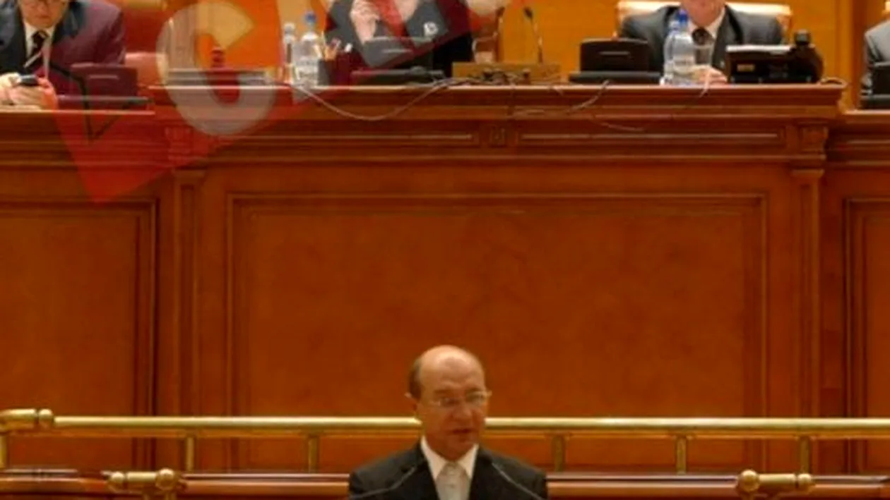 Ateii cer inlaturarea crucii din Parlament