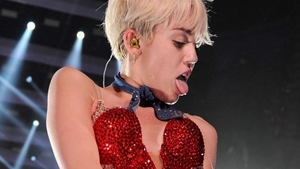 MILEY CYRUS, cea mai sexy apariţie de până acum! Aşa s-a îmbrăcat cântăreaţa