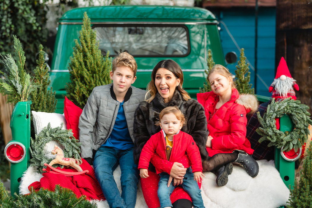 Cum arată ședința foto de familie făcută de Ela Crăciun. Vedeta face anual acest lucru!