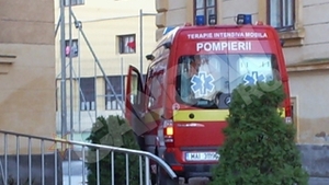 Suparat pe viata! Un barbat a aruncat cu pietre in ambulanta care urma sa-l transporte si a muscat un paznic de la spitalului