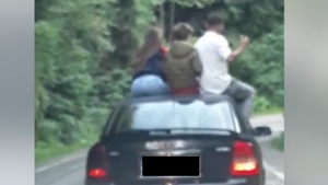 Teribilism pe Transfăgărășan! Patru tineri filmați pe plafonul unei mașini în mers
