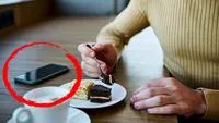 Obișnuiești să îți lași telefonul mobil pe masă în public? 4 motive pentru care faci o mare greșeală