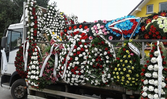 O maşină plină cu flori a însoţit-o pe Denisa de la Bucureşti la Ştefăneşti