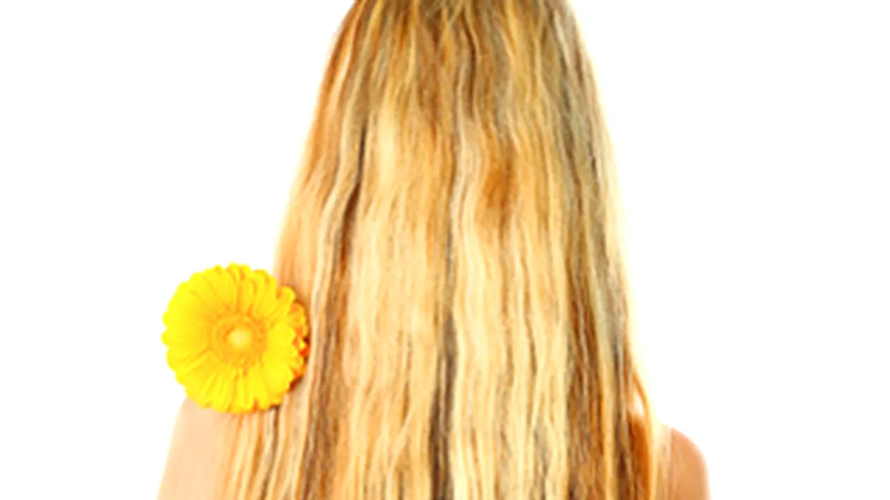 O fetita isi doneaza parul pentru copiii care fac chimioterapie!