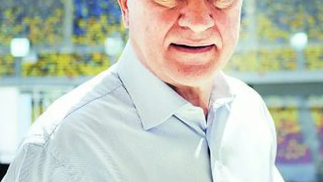 Mircea Sandu si-a serbat ziua de nastere cu citatia in mana. Raluca si-a indulcit tatal cu un tort personalizat