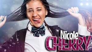 Are doar 16 ani, dar stie ce inseamna sa puna accent pe imagine. Nicole Cherry investeste tot ce castiga in haine de firma!