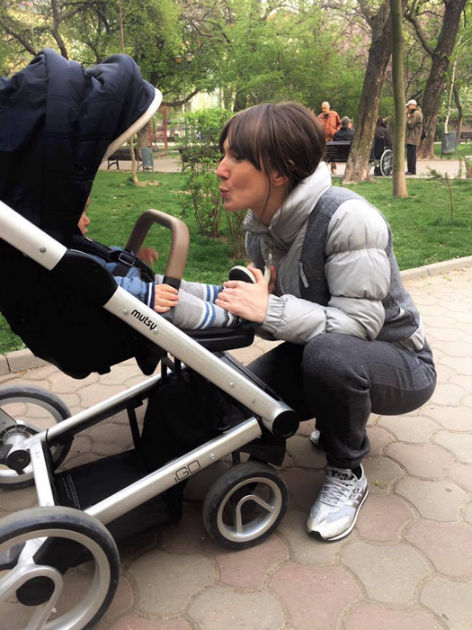 Adela Popescu s-a fotografiat în timp ce-şi alăpta fiul. Ce spune actriţa de micuţul Alexandru
