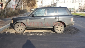 Doreii din Craiova de care râd internauţii! Au asfaltat în jurul unei maşini, iar oficialii de la primărie au şi o explicaţie 
