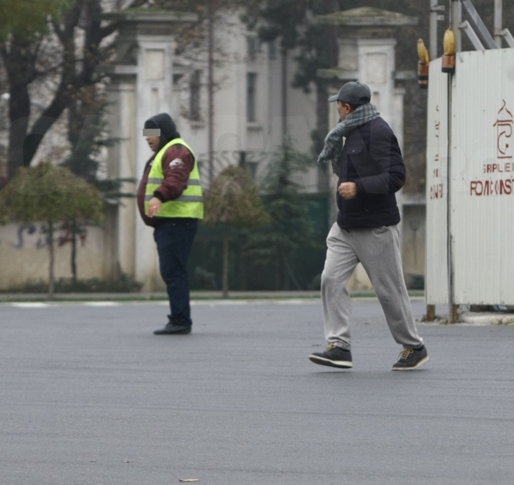 Milionarul Turcu dă bice muncitorilor de la ”Arcul de Triumf” Le-a făcut ”flagrant” angajaţilor, pe şantier, la 7 dimineaţa!