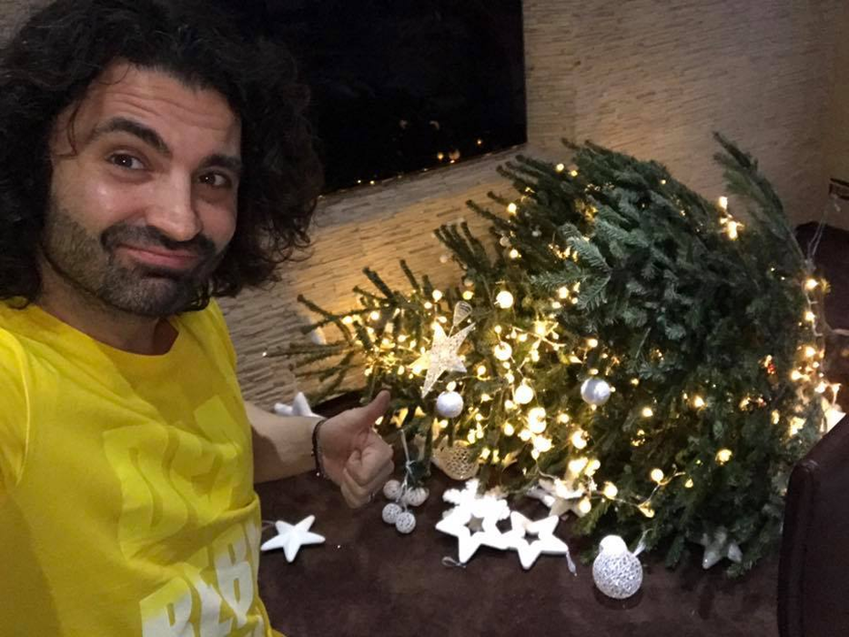 Pepe, emoţii la împodobirea bradului. Pomul a căzut cu tot cu decoraţiuni şi… Ce soluţie a găsit artistul