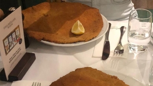 Câți bani a dat un turist român pe un șnițel și o apă plată, într-un restaurant din Austria: "Te simți ca la.."