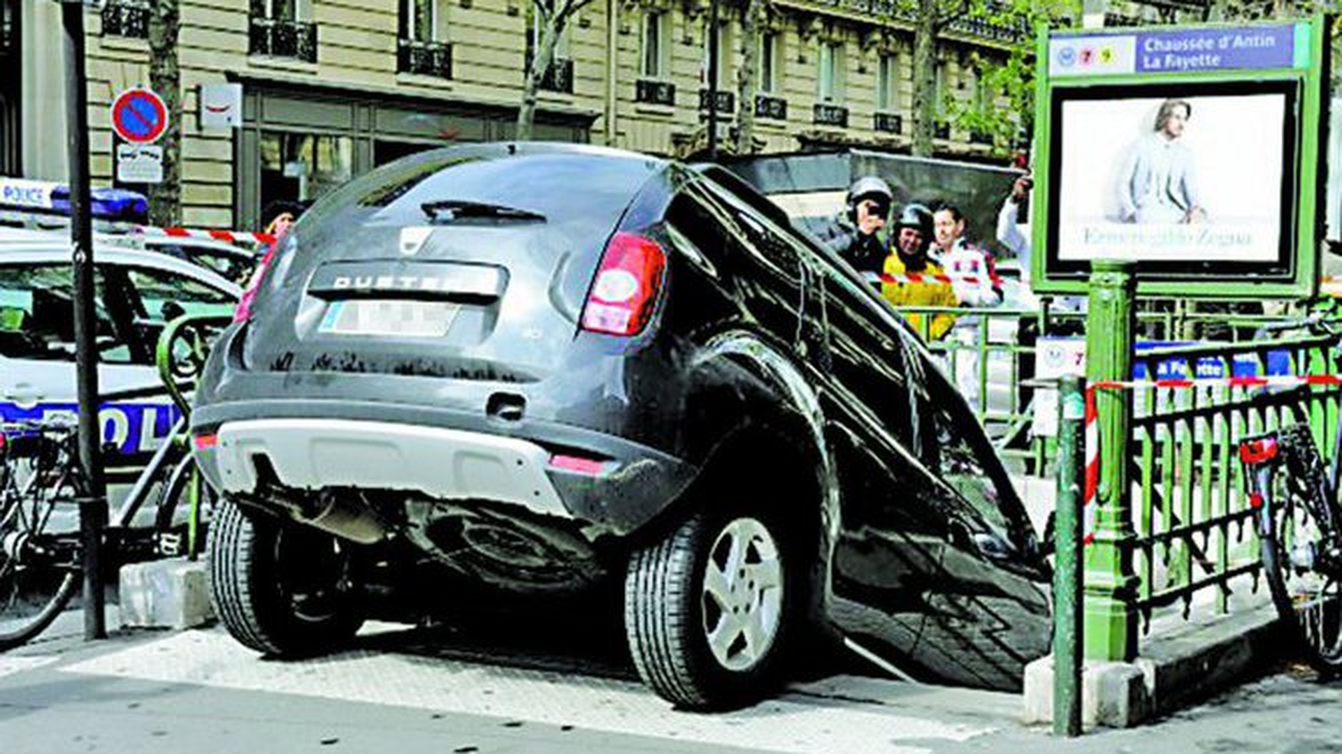 Unde a ajuns un sofer neatent. Cu Dacia Duster la metroul parizian