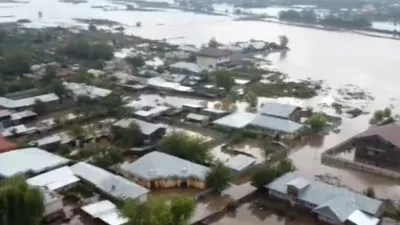 VIDEO Imagini din dronă cu inundațiile devastatoare din Galați. Pompierii salvatori „sunt uzi până la piele”