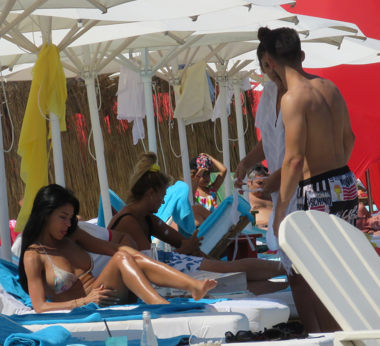 Fiica lui Nico a ”experimentat” poziţii erotice la plajă
