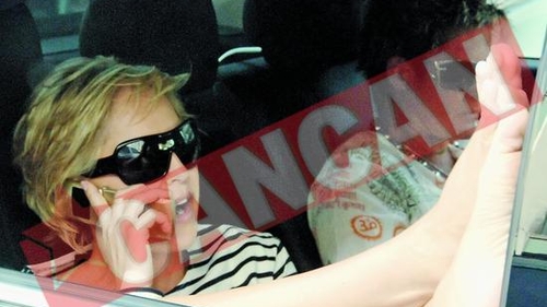 Sharon Stone vaneaza paparazzi