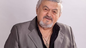 Cântărețul Alexandru Jula, dus de urgență la spital, după ce ar fi suferit un accident vascular