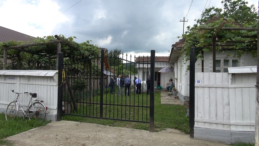 Crimă din gelozie? A bătut-o zdravăn, după care s-a culcat lângă ea, iar dimineață s-a trezit cu cătușele pe mâini
