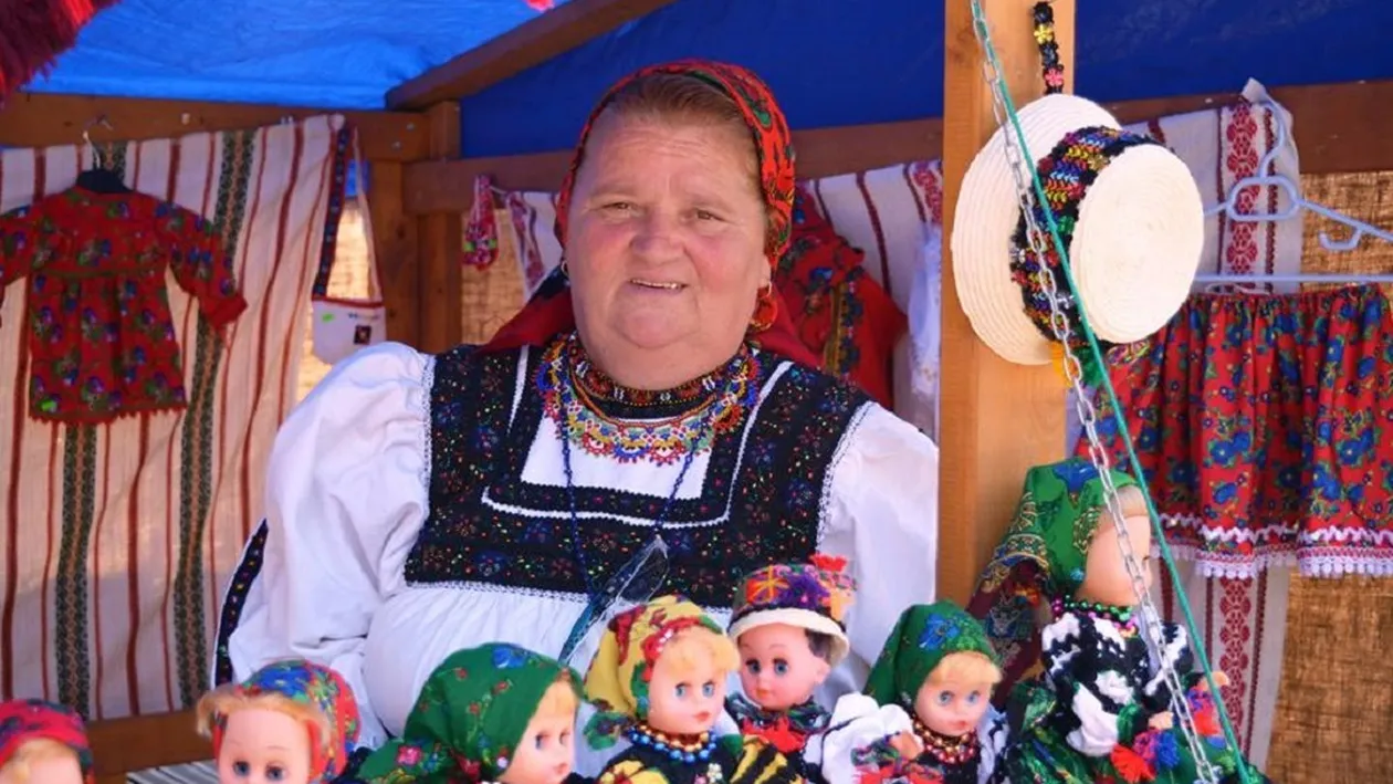 O pensionară este designer pentru... Ea este Mama Păpuşilor