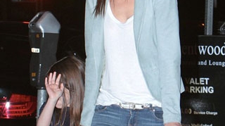 S-a rusinat de ce a facut! Suri Cruise a mers cu mainile la ochi dupa ce si-a udat rochita!