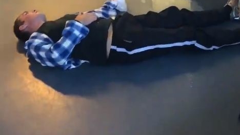 Scene halucinante! Pacient lăsăt să zacă prăbuşit în spital, în Tulcea:  „Ştergea cu mopul pe lângă el” VIDEO