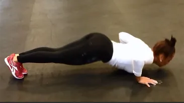 Are 50 de kilograme, dar poate sa ridice de trei ori greutatea corpului! Eleva asta cu un fund de milioane iti trezeste fanteziile