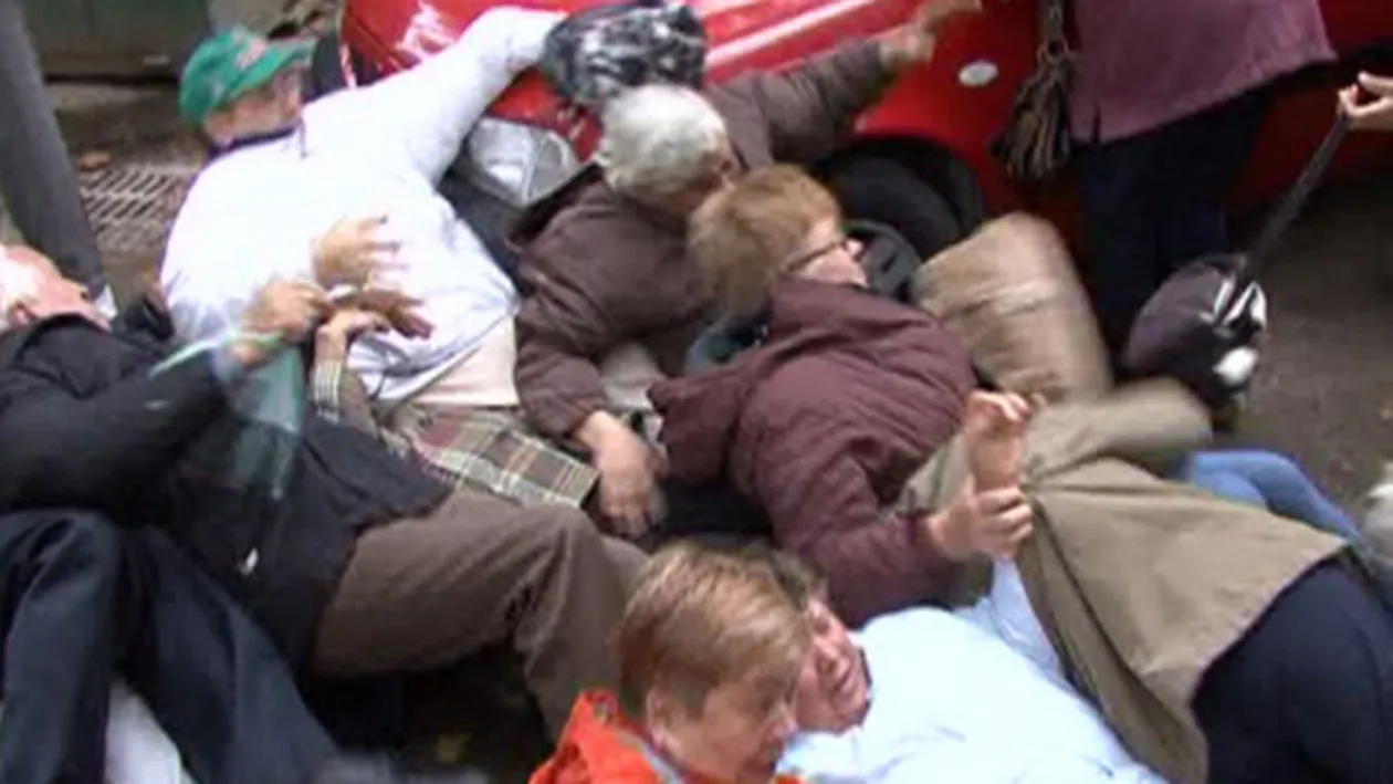 IMAGINI INCREDIBILE! Pensionarii s-au călcat în picioare pentru nişte bilete! Scene rupte parcă din filme de groază de groază