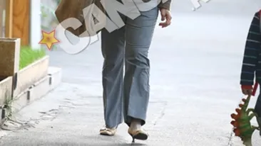 Oana Sarbu tot liceanca a ramas!  S-a plimbat zambind pe strada, cu ghiozdanelul in spate