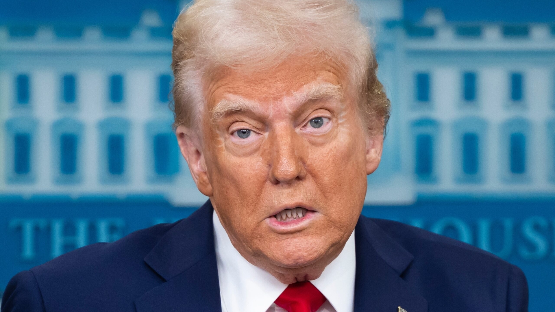 Donald Trump stârnește o nouă controversă după ce s-a afișat ca Elvis Presley într-o imagine creată cu inteligența artificială