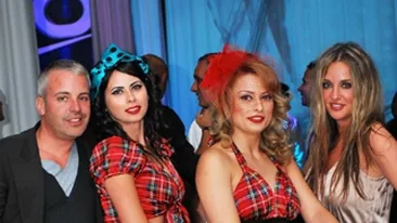 Silvia si Angi (Pin-Up Girls) au calarit motociclete de 25 .000 de euro