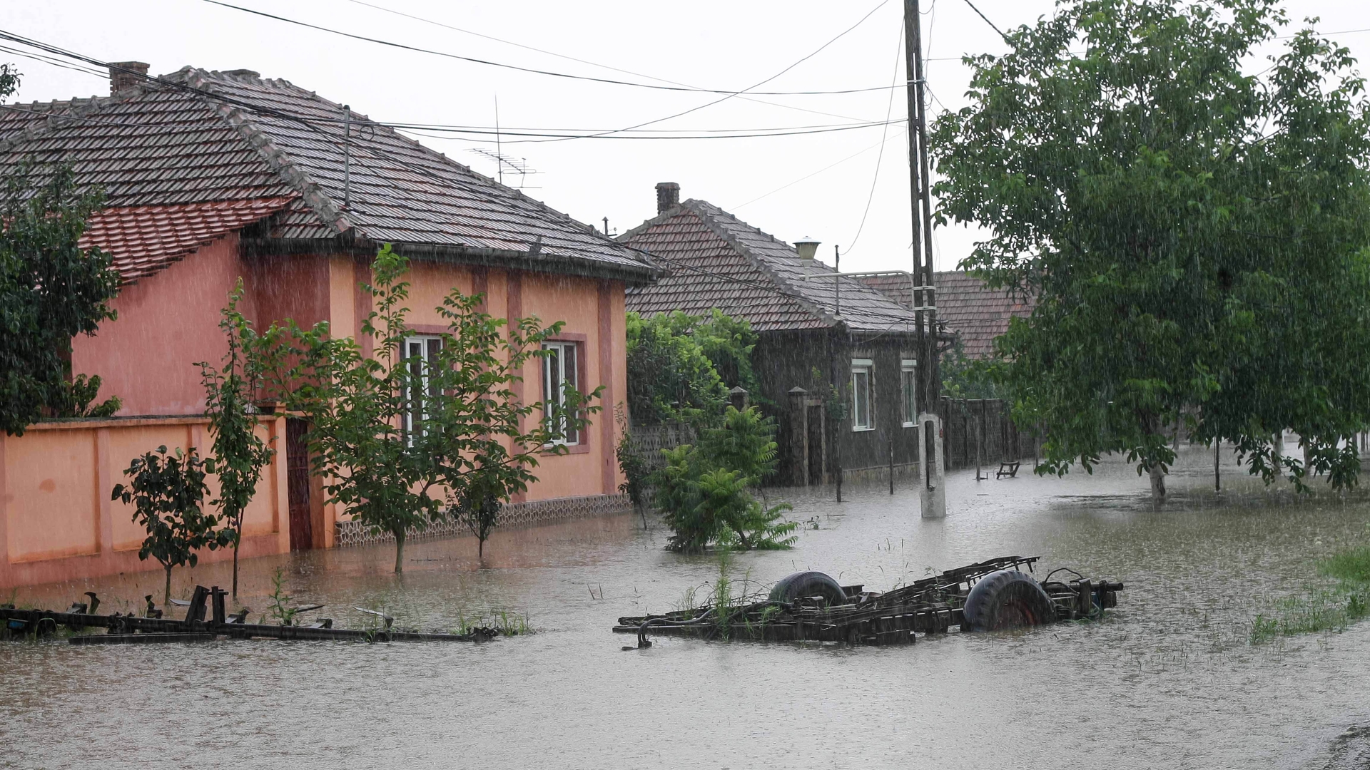 Foto de senzatie! N-o sa-ti vina sa crezi ce face o familie de romi intr-o casa inundata