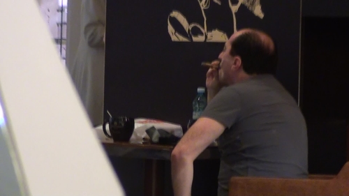 Romica Tociu isi negociaza spectacolele cu banii pe masa si trabucul in gura! Vezi aici cum a decurs intalnirea sa de afaceri!