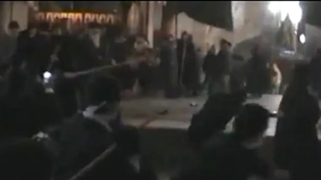 VIDEO S-au incins spiritele inainte de Craciun! Bataie cu maturi intre preoti in Biserica Nasterii Domnului din Betleem