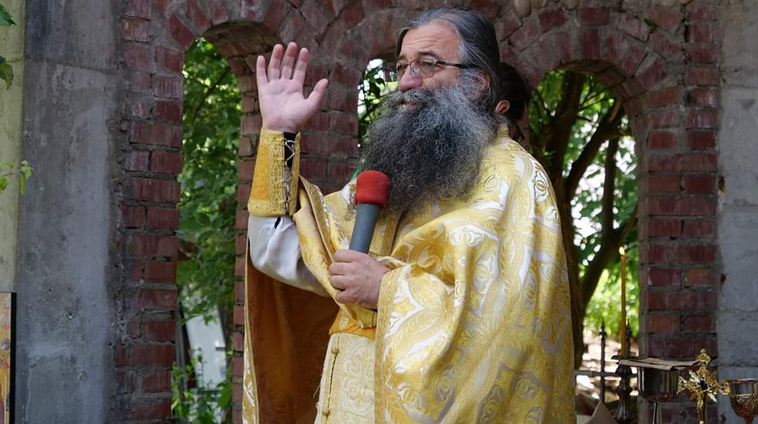 Sărmanii de la Valea Screzii sunt ajutați de părintele Tănase